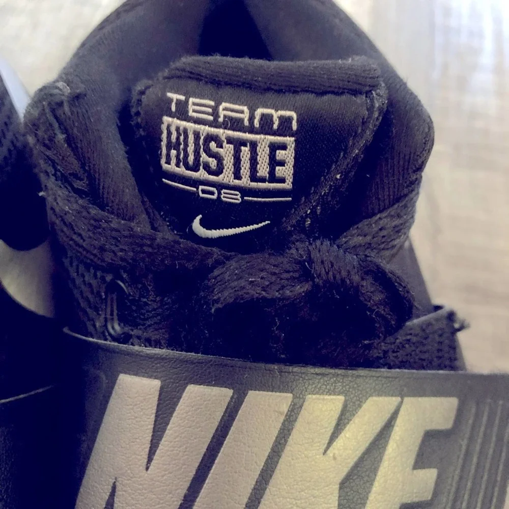 Nike team hustle D8 black boys sneakers